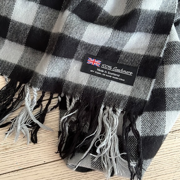 Cashmere 100% made in Scotland checkered scarf - Picture 3 of 3